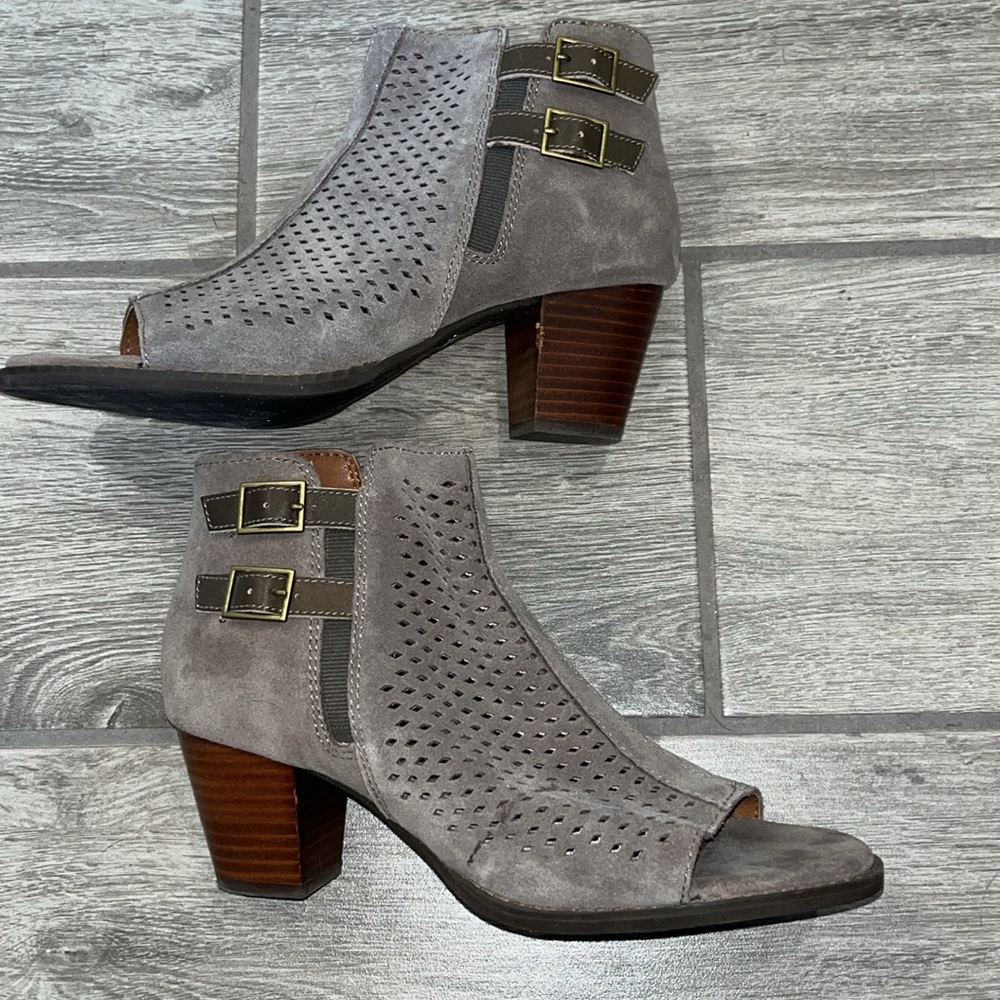 Vionic Women’s Gray Perforated Open Toe Ankle Boo… - image 5